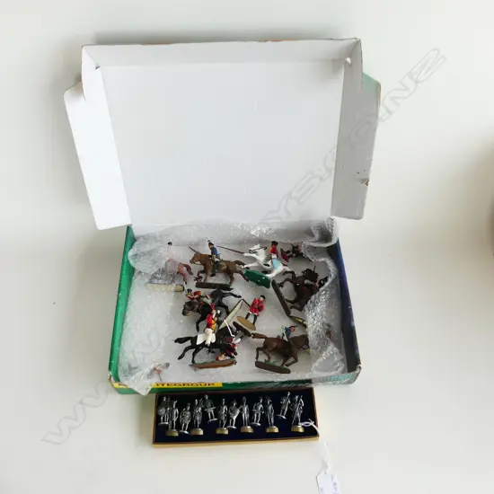 12 MINIATURE DIE CAST MILITARY FIGURES H.45mm + 12 PLASTIC