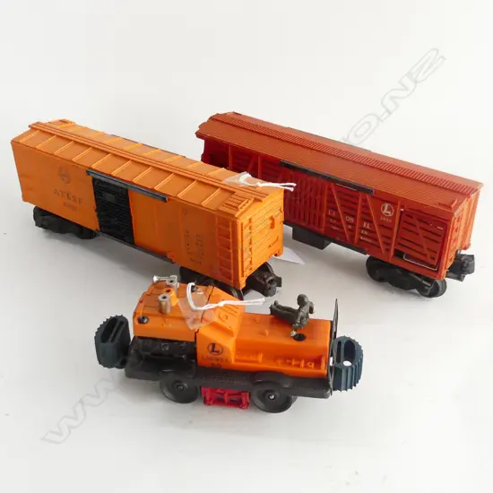LIONEL ORANGE ELECTRIC SHUNT ENGINE & 2 ORANGE CARRIAGES