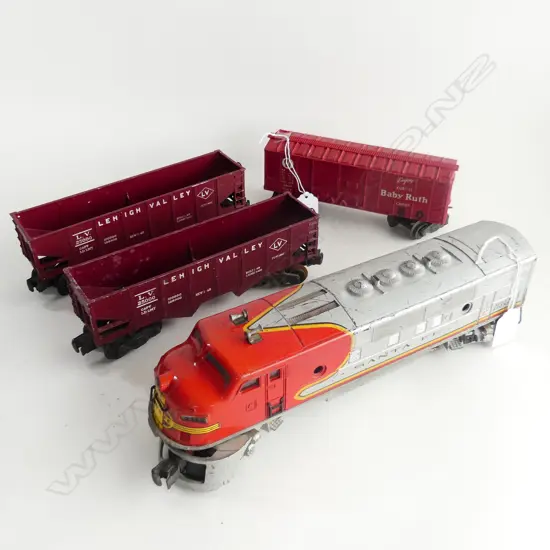 LIONEL SANTA FE ENGINE & 3 CARRIAGES