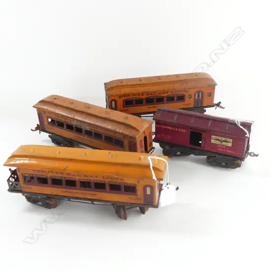 4 HORNBY TIN TOY TRAIN CARRIAGES