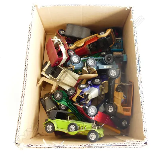 SMALL BOX 16 VINTAGE MATCHBOX CARS