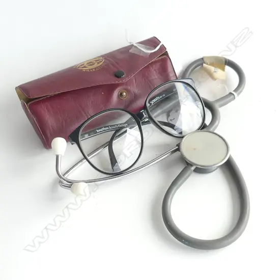 STETHOSCOPE + PR VERY THICK LENSE GLASSES