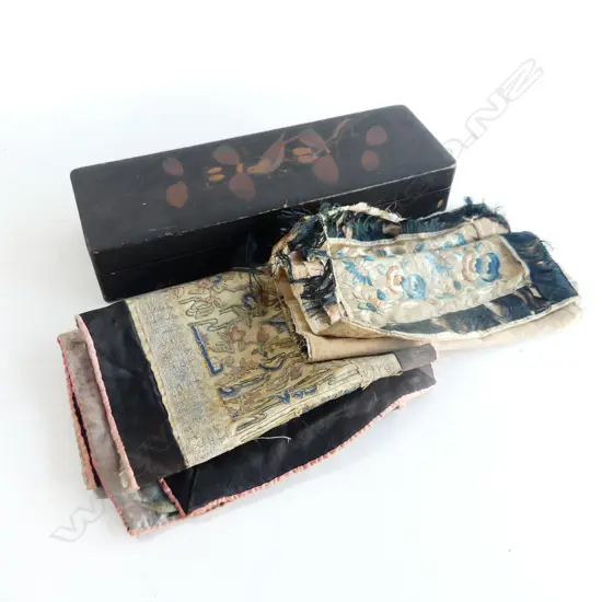 OLD ORIENTAL LACQUERED BOX L.305mm + 2 CHINESE EMBROIDERED PANELS