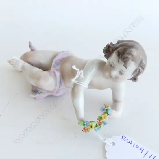 CAPIDEMONTE PORCLAIN PUTTI WITH GARLAND OF FLOWERSL130MM