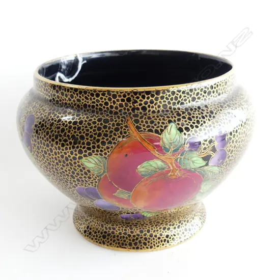 MALING LUSTRE BOWL IN THE ORCHARD GILT AND COBBLE PATTERN . PATTERN NUMBER 3615 FOR 1930. H. 125mm