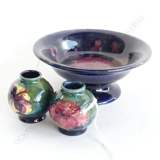 MOORCROFT POMEGRANATE SMALL COMPORT 130mm dia + PR MINIATURE HIBISCUS VASES H.45mm