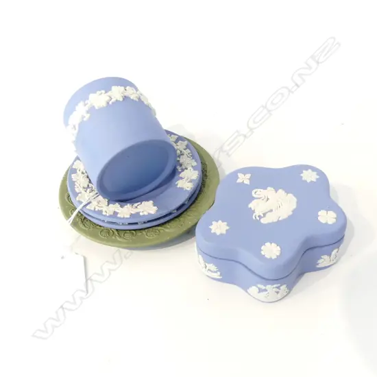 5 PCS ASST WEDGWOOD JASPERWARE, TRINKET DISHES, BOX ETC..