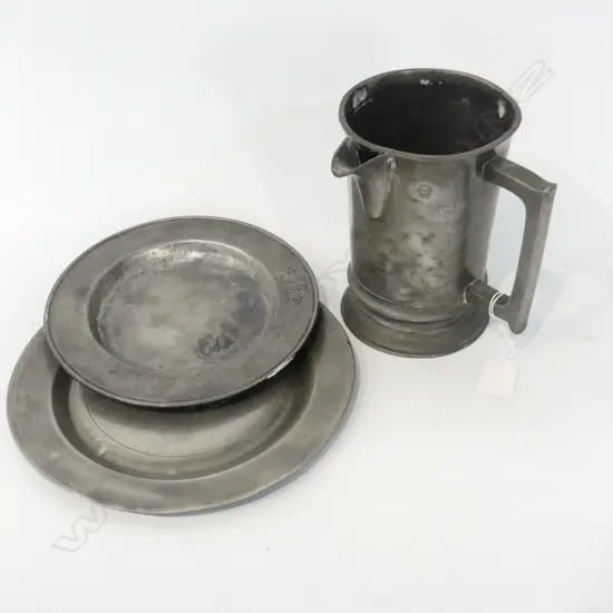 3 PCES ANTIQUE PEWTER; QUART JUG H.170mm, 2 PLATES; 235 & 195mm dia (JF 1670)