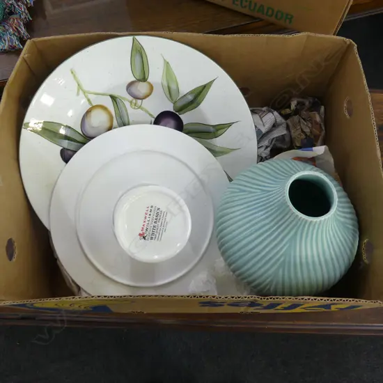 MAXWELL & WILLIAMS LG DISH, LG WHITE CAKE STAND & GREEN BISQUE VASE (H. 270MM)