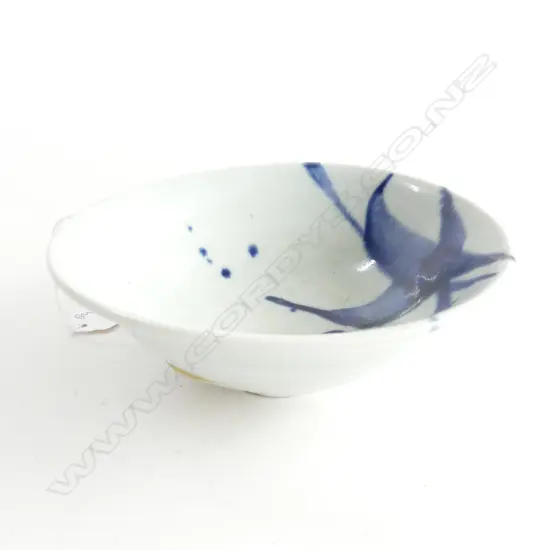 WARREN TIPPET WHITE BOWL w. BLUE DRIPPED DECORATION 160mm dia