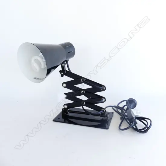 BLACK METAL EXTENDABLE LAMP 