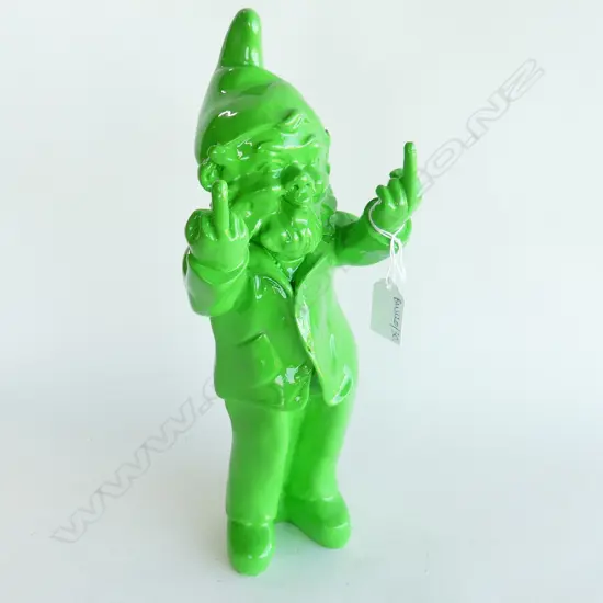 GREEN RESIN GNOME PULLING BOTH FINGERS H.330mm