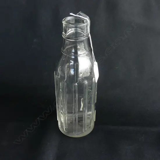 VINTAGE ONE PINT SHELL OIL BOTTLE, AS NEW, H. 230MM