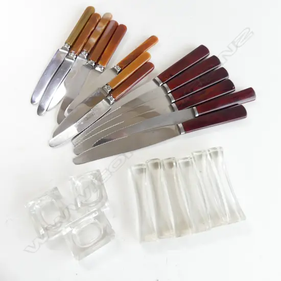 14 KNIVES; 6 'SOLA' ROESTVRY L.240mm, 8 BASTET NIET ROESTEND + 6 CRYSTAL KNIFE RESTS & 3 SALTS