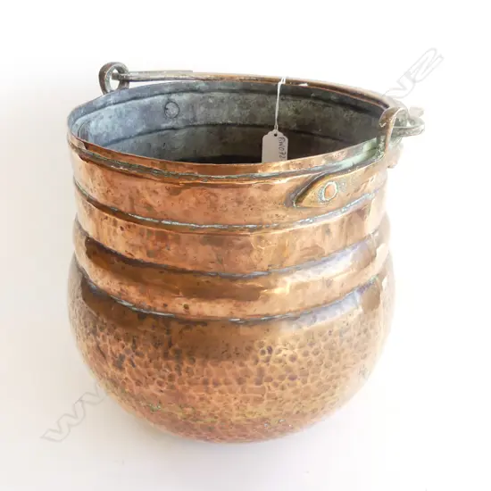 COPPER HANGING POT WITH BRASS SWING HANDLE. OF MIDDLE EASTERN ORIGIN. H. 255mm