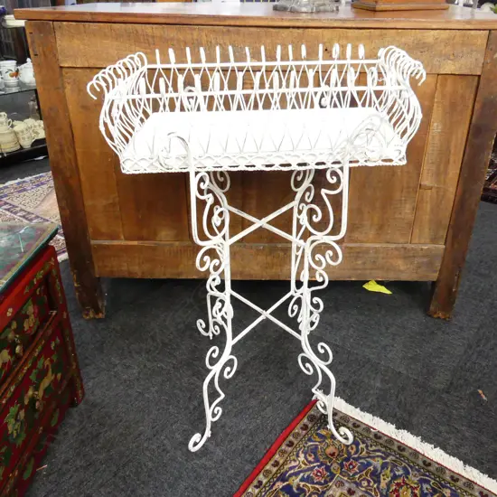 LG WHITE PAINTED METAL GARDEN BASKET ON FOLDING STAND 600 X 380 X 860MM