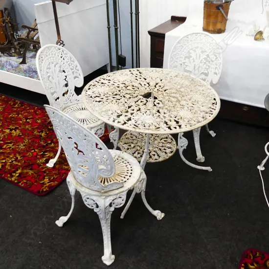 WHITE PAINTED ROUND METAL GARDEN TABLE (DIA 750MM) w. 3 CHAIRS - table centre w. damage