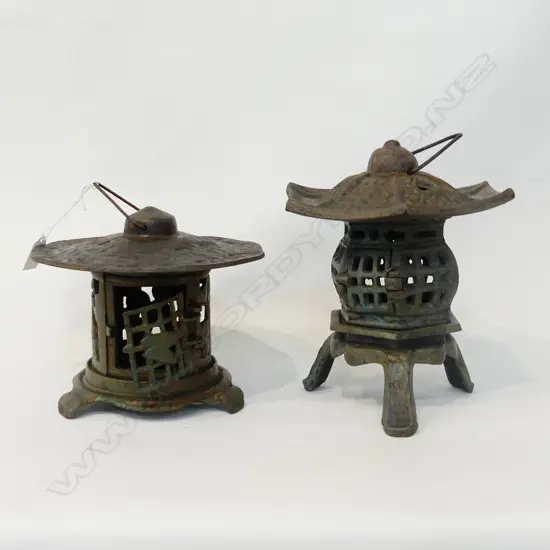 2 CAST IRON ORIENTAL LANTERNS H.250mm