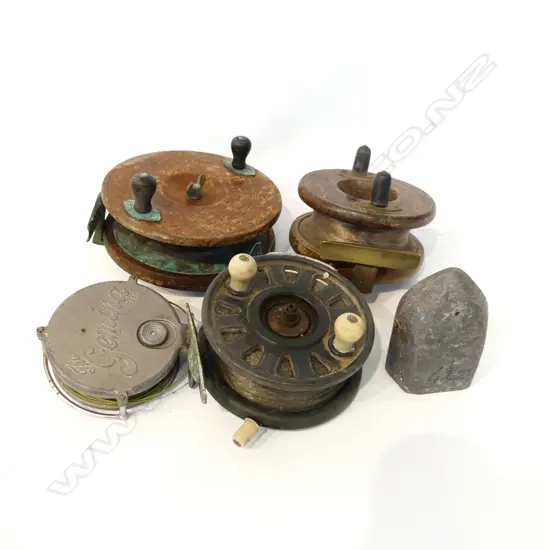 BOX 4 VINTAGE FISHING REELS + 1 LG SINKER