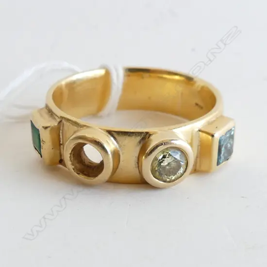 HANDMADE 18CT GOLD RING SET WITH EMERALD (YELLOW DIAMOND & TREATED BLUE DIAMOND) 1 STONE MISSING 14gm