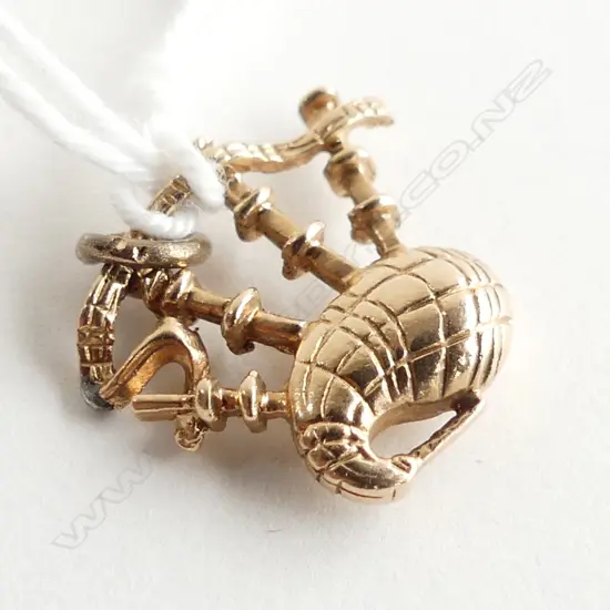 9CT GOLD BAG PIPES CHARM 2.38gm