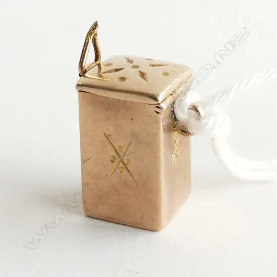 9CT GOLD BOX  CHARM 1.48gm. W opening clasped lid