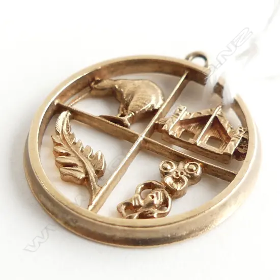 9CT GOLD MAORI THEMED DISC PENDANT 3.76gm.  kiwi. meeting house. fern