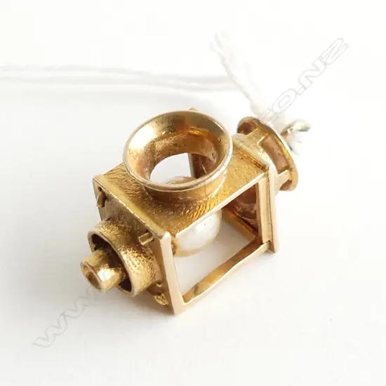 9CT GOLD LANTERN W PEARL LIGHT CHARM 3.36gm
