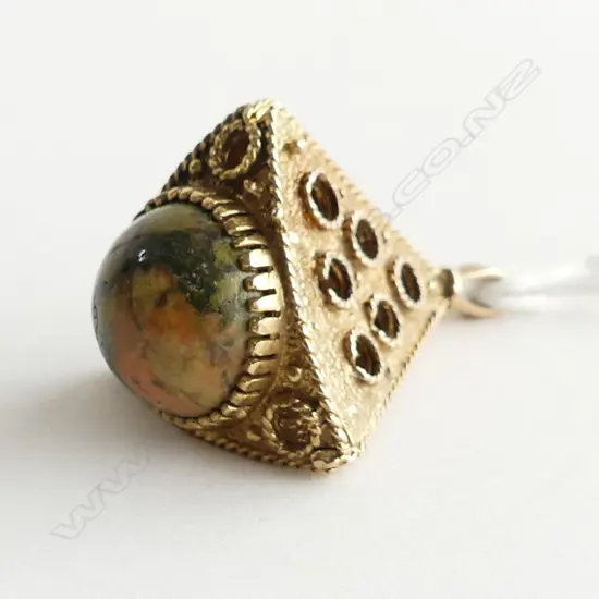 9CT GOLD HANGING LANTERN PENDANT / CHARM W AGATE GLOBE 6.93gm