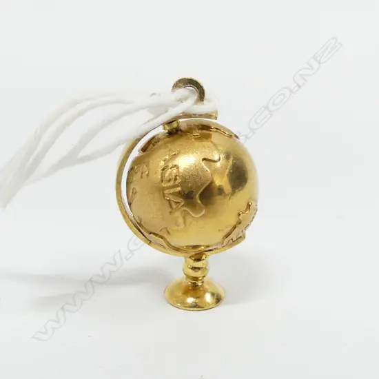 18CT GOLD WORLD GLOBE PENDANT / CHARM. 7.98gm. many named continents