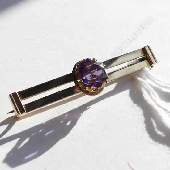 15CT GOLD AMETHYST BAR BROOCH 4.69GMS **RTV**