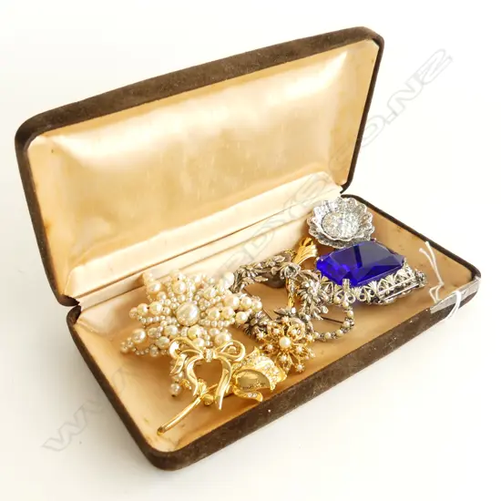 BOX 12 ASST  COSTUME JEWELLERY BROOCHES