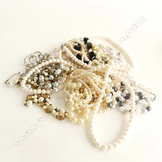 BAG ASST BEAD COSTUME JEWELLERY INCL FAUX PEARLS ETC.