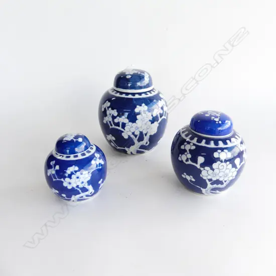 3 GRADUATED B&W CHINESE LIDDED GINGER JARS H.150mm