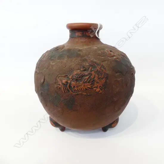 JAPANESE POTTERY VASE w. DRAGON DESIGN H.180mm
