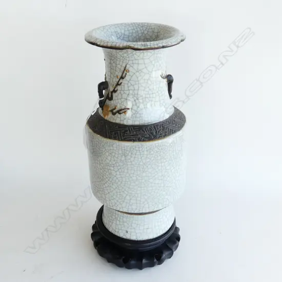 LGE CHINESE VASE w. CRACKLE GLAZE ON WOODEN STAND H.415mm