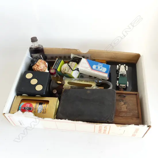 TRAY OF VINTAGE COLLECTABLES