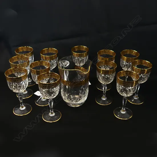 12 CUT CRYSTAL GOLD RIMMED WINE GLASSES (H. 160MM) + WATER JUG (H. 190MM)