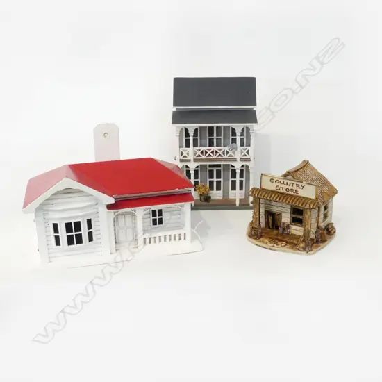3 SMALL HOUSES; 2 VILLA WALL HANGING H.240mm + CERAMIC 'COUNTRY STORE' 