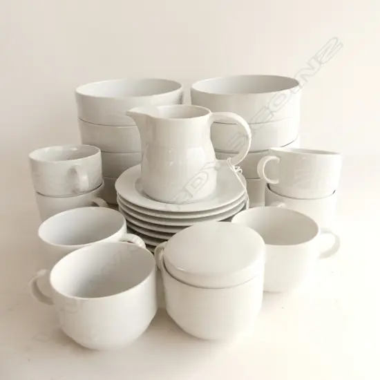 26 PCES GERMAN LANGENTHAL; 8 CEREAL BOWLS, 8 C/S, MILK JUG & PIN DISH