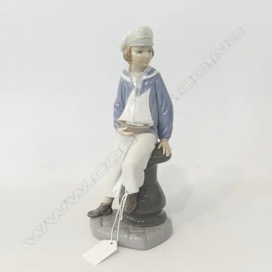 LLADRO SAILOR BOY w. MODEL YACHT H.230mm