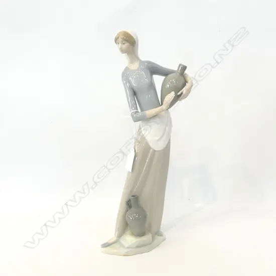 LLADRO WOMAN w. 2 VASES H.330mm