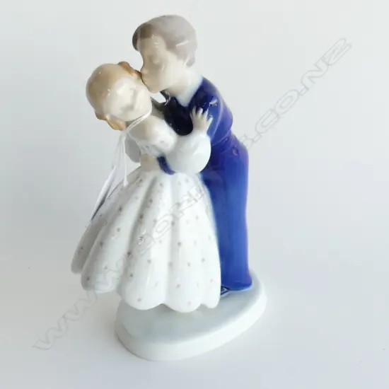 B&G DENMARK KISSING COUPLE FIGURINE H.190mm