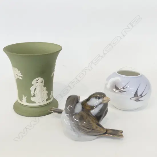 2 PCES ROYAL COPENHAGEN; PR SPARROWS + SQUAT VASE 80mm dia + WEDGWOOD GREEN JASPER VASE