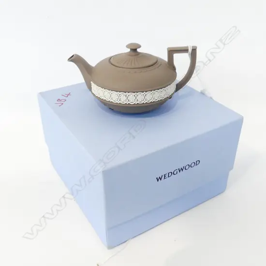 BOXED WEDGWOOOD EGYPTIAN TEAPOT  LTD EDITION TO 300 SIGNED ON BASE BY LORD WEDGWOOD 2004 L 130 MM