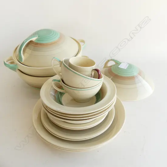 16 PCE SUSIE COOPER PART DINNER SERVICE - kestrel shape green wedding band pattern + 1 red demitasse
