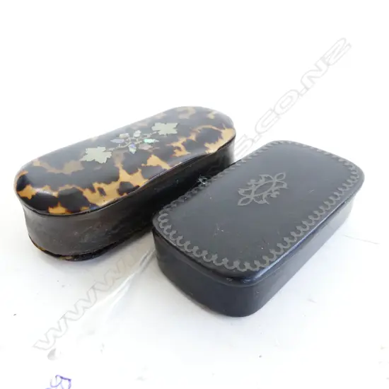 2 ANTIQUE SNUFF BOXES; TORTOISESHELL & BLACK LACQUER W.80mm