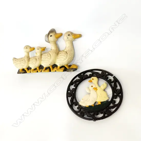 CAST IRON DUCK DOOR STOP L.270mm & DUCKLINGS TRIVET 190mm dia