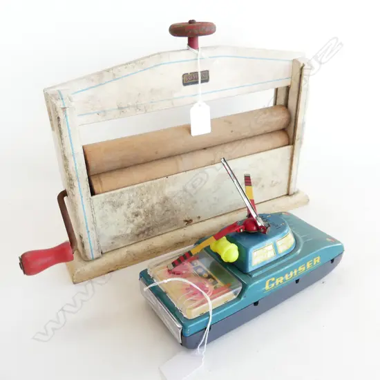 JOMAX CHILDS WASHING WRINGER H250MM & TIN TOY CRUISER L200MM