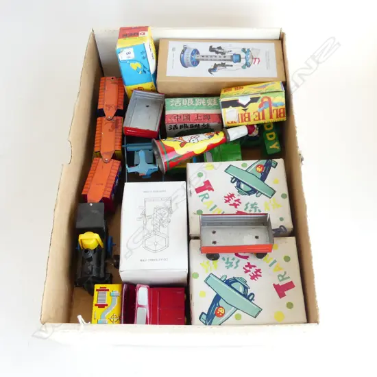 TRAY OF VINTAGE TIN TOYS SOME BOXED 